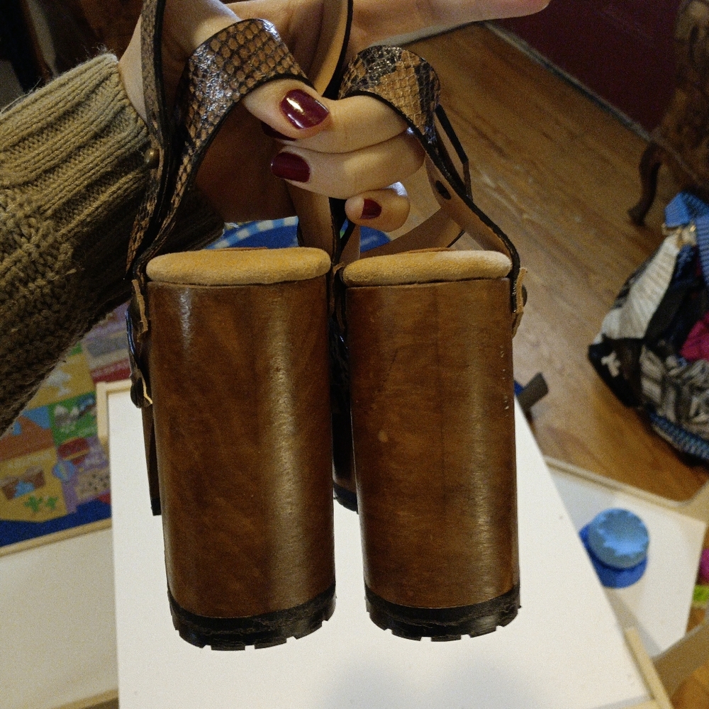 Spanish Handmade Wood And Embossed Leather Platform Shoes - Picture 3 of 8